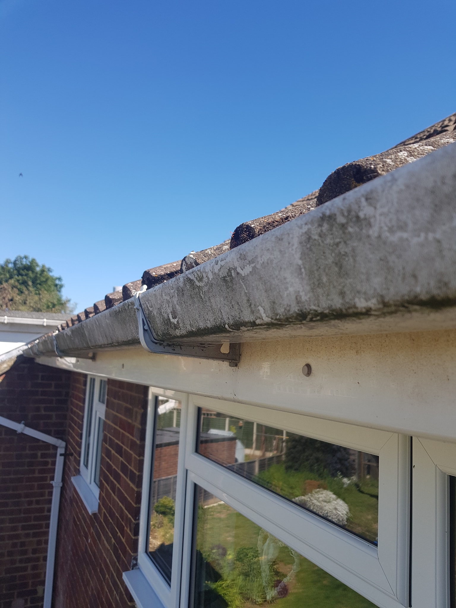 cleaning soffits and gutters